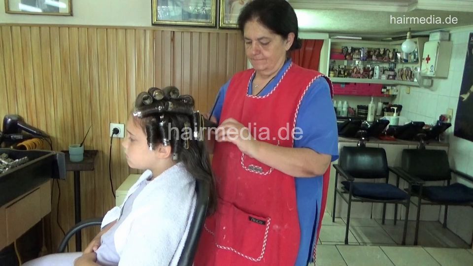 6221 Ana Family: Lea young girl shampoo by barber and wetset