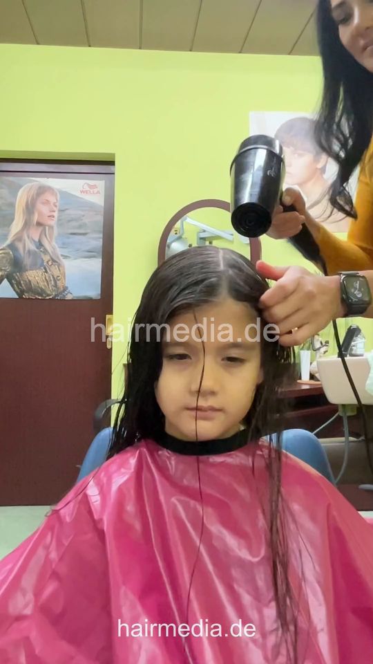2308 Daughter Lia young girl blow out by mom - facecam vertical