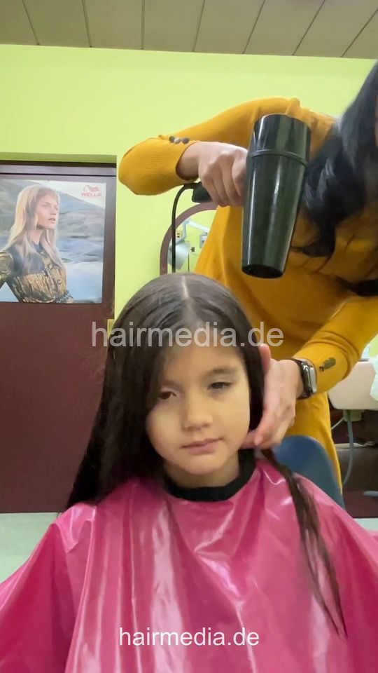 2308 Daughter Lia young girl blow out by mom - facecam vertical