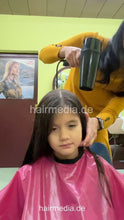 Charger l&#39;image dans la galerie, 2308 Daughter Lia young girl blow out by mom - facecam vertical