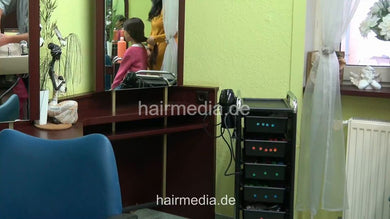 2308 Daugher Lia 1 young girl constultation by barber, mom controlled
