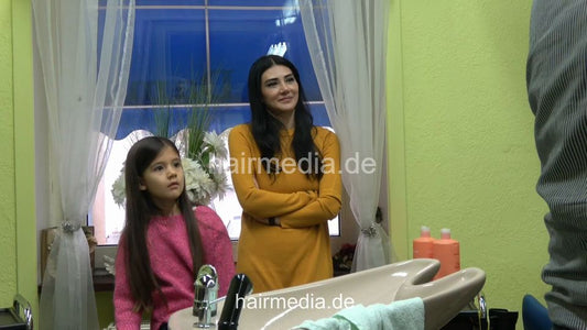 2308 Daugher Lia 1 young girl constultation by barber, mom controlled