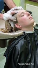 Laden Sie das Bild in den Galerie-Viewer, 2306 LinaW by salonbarber 1  shampooing thick hair - vertical video