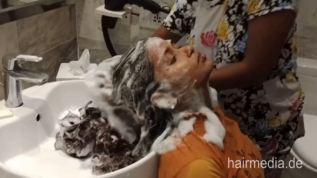 9149 Long Hair Backward Wash Of Model Shina by barber