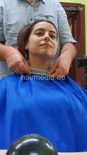 将图片加载到图库查看器，1227 LuisaB salonbarber session 1 shampooing and haircare by barber backward and forward - vertical video