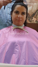 Carica l&#39;immagine nel visualizzatore di Gallery, 1227 LuisaB salonbarber session 2 finger haircut by barber - vertical video multicaping