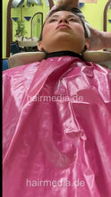 将图片加载到图库查看器，1247 Magui by barber 1 backward shampooing facecam vertical video