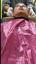 Cargar imagen en el visor de la galería, 1247 Magui by barber 1 backward shampooing facecam vertical video