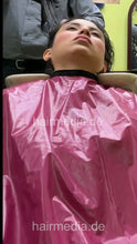 Cargar imagen en el visor de la galería, 1247 Magui by barber 1 backward shampooing facecam vertical video
