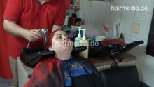 Laden Sie das Bild in den Galerie-Viewer, 4114 Masha teen going red, hair and face shampoo by barber