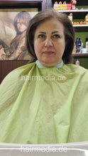 Laden Sie das Bild in den Galerie-Viewer, 1252 Mashids mom 1 forwardshampoo by barber  vertical video