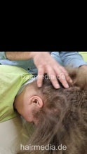 Charger l&#39;image dans la galerie, 1252 Mashids mom 1 forwardshampoo by barber  vertical video