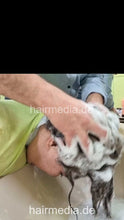 Carica l&#39;immagine nel visualizzatore di Gallery, 1252 Mashids mom 1 forwardshampoo by barber  vertical video