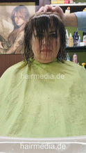 Laden Sie das Bild in den Galerie-Viewer, 1252 Mahshids mom 2 haircut by barber  vertical video