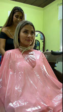 Laden Sie das Bild in den Galerie-Viewer, 7117 MichelleH by Zoya 1 backward salon shampooing in tie closure pvc shampoocape - vertical video