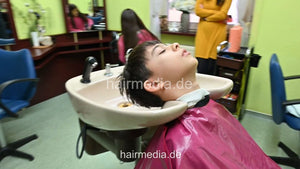 2308 Niklas 1 young boy pampering backward shampooing by barber, mom controlled