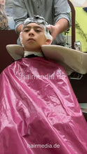 Laden Sie das Bild in den Galerie-Viewer, 2308 Niklas 1 young boy pampering backward shampooing by barber, mom controlled - vertical video