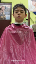 Carica l&#39;immagine nel visualizzatore di Gallery, 2308 Niklas 2 young boy buzz and cut by barber, mom controlled - vertical video