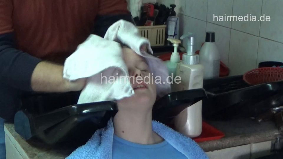 6229 NinaSM young girl shampoo and metal rollers wetset
