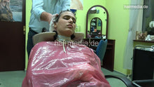 Charger l&#39;image dans la galerie, 7117 Nora 4 backward shampoo and haircare by barber in tie closure pvc shampoocape