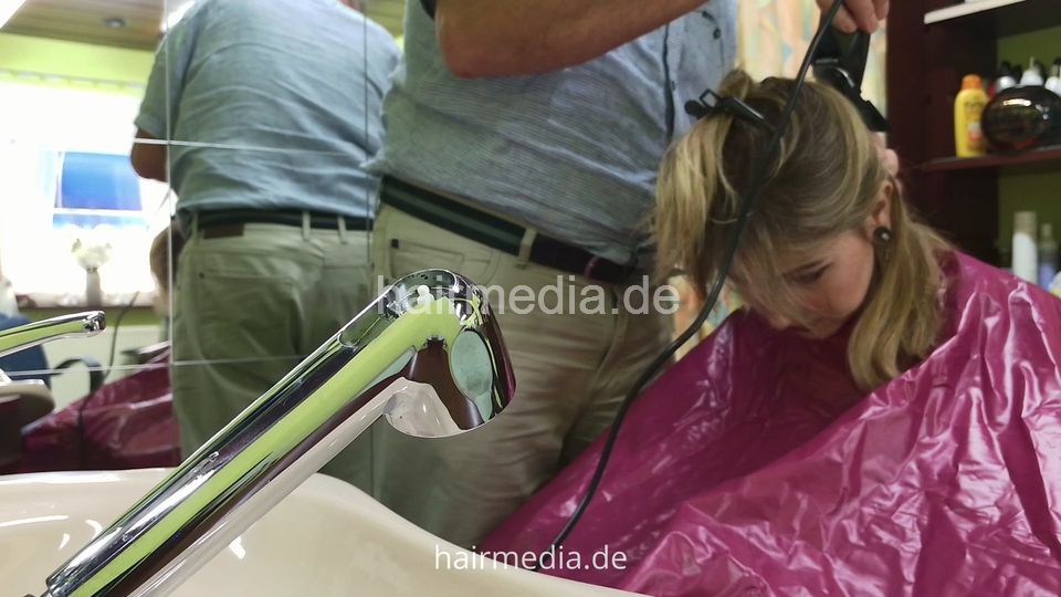 1263 240606 SabineV teen 1 wait chat and buzzcut - frontcam