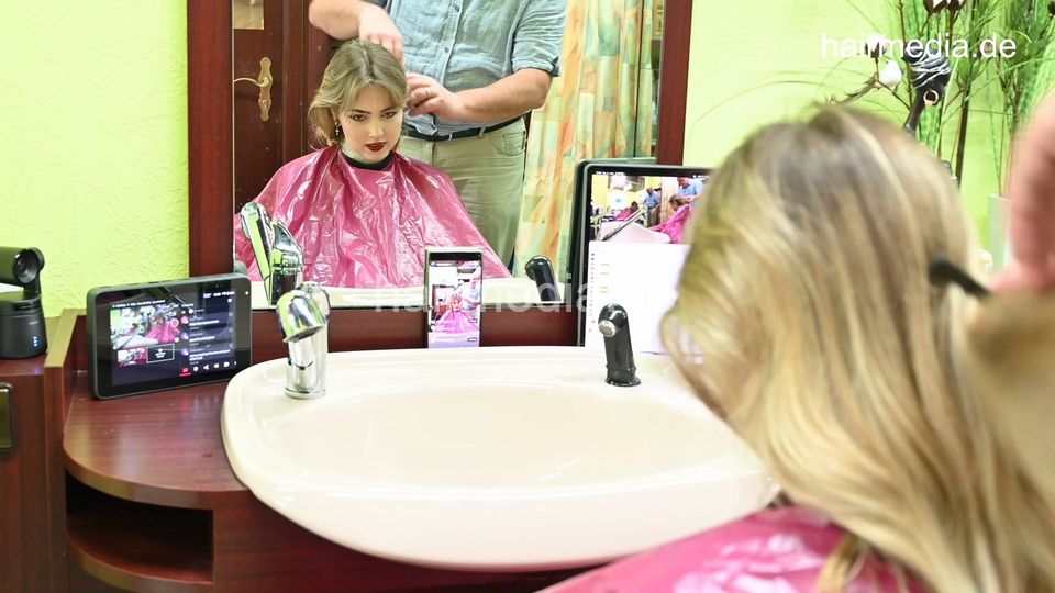 SabineV teen 2 shampooing by barber forwardshampoo in pvc cape
