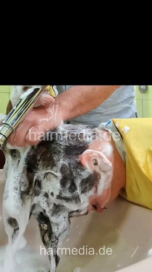 2303 Sandra forward shampooing by barber controlled by YvonneT