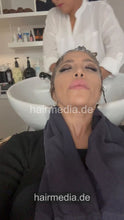 Laden Sie das Bild in den Galerie-Viewer, 1239 Soraya 0727 shampooing backward and curly blow out and velcro rollers