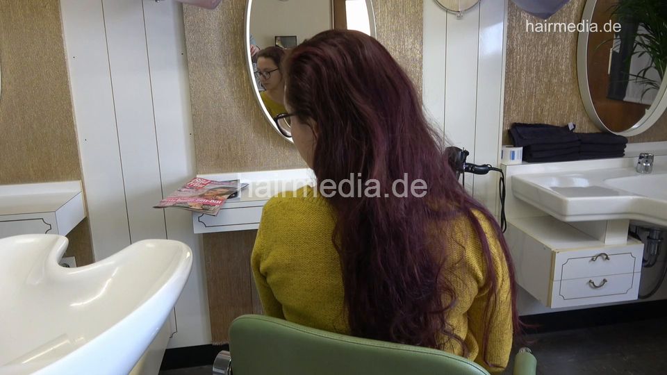 1238 Tetjana 2 dry haircut long and thick hair in green cape by barber