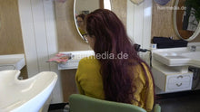 Laden Sie das Bild in den Galerie-Viewer, 1238 Tetjana 2 dry haircut long and thick hair in green cape by barber