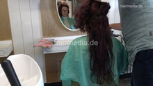 Cargar imagen en el visor de la galería, 1238 Tetjana 2 dry haircut long and thick hair in green cape by barber
