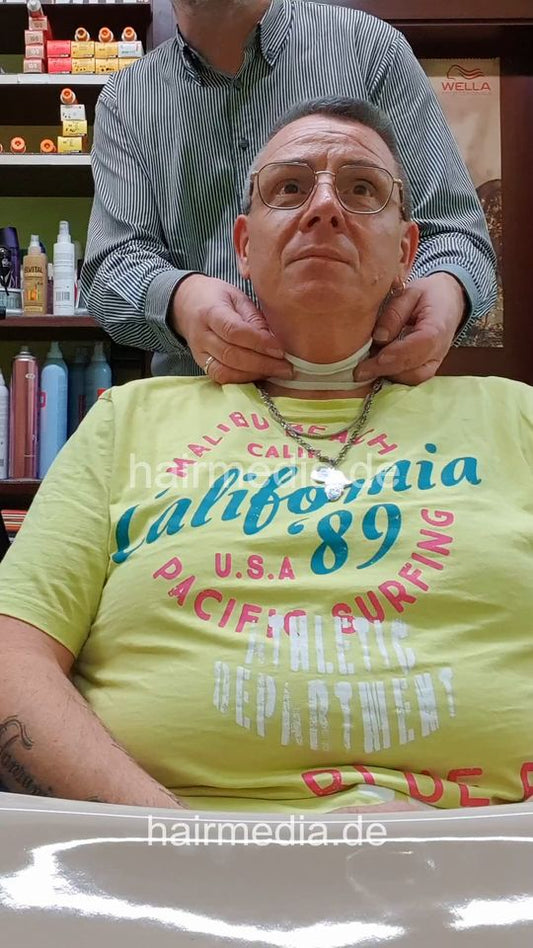 2304 Thomas 1 shampoo forward manner by barber - vertical video