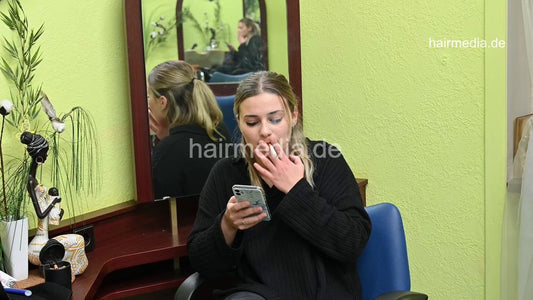 6223 VanessaH and MichelleH smoking in salon