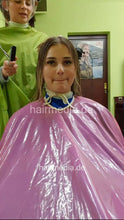 将图片加载到图库查看器，6223 VanessaH 2 multicaped haircut and blow by caped MichelleH in rollers  vertical video