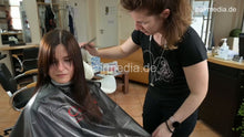 Laden Sie das Bild in den Galerie-Viewer, 7203 Victoria 1 long hair drycut dry haircut