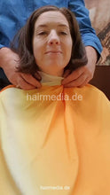 Cargar imagen en el visor de la galería, 1243 XeniaM 1 forward shampooing by barber, multicaped - vertical video