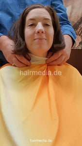 1243 XeniaM 1 forward shampooing by barber, multicaped - vertical video