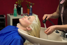 将图片加载到图库查看器，7042 Sabrina 1 wash by Silvija extremely bleached hair in blue shampoo cape