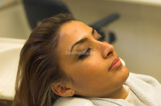 6086 Laila Hannover salon 1 shampooing backward by mature barberette