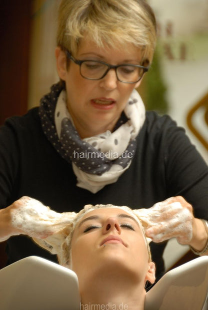 6178 Ilea 1 teen bleached hair backward shampooing hairwash