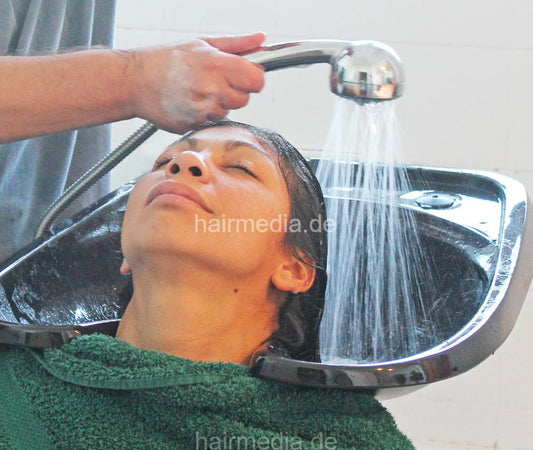 8055 JG Paola 1 thick hair shampooing by old barber