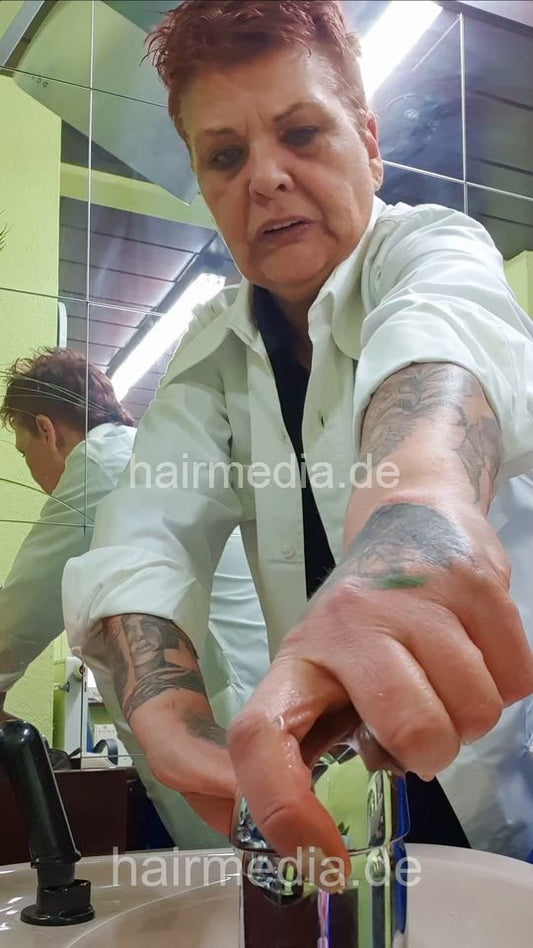 2303 short hair barberette JacquelineF doing male client