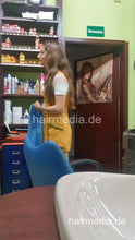 Carica l&#39;immagine nel visualizzatore di Gallery, 1237 Leyla in apron shampooing and scalp massage Alpecin client - vertical video