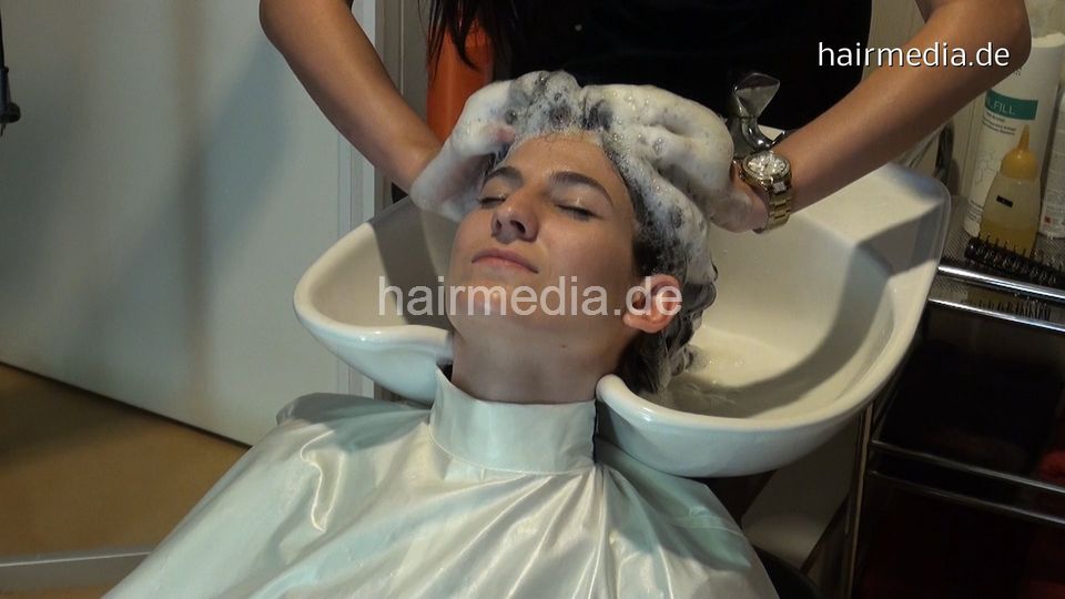 6173 Akteja 1 backward shampoo rubber cape by Magdalena collar rubbercape
