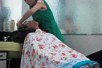 673 Birgit Kultsalon 1 Shampoo in Mobile Bowl in RSK Smock and Floral Cape