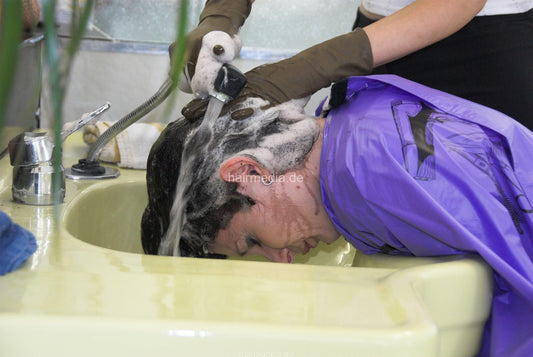 519 AnnaG in strong gloves shampooing LauraB
