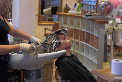 460 Petra 2 shampooing by barberette in gloves