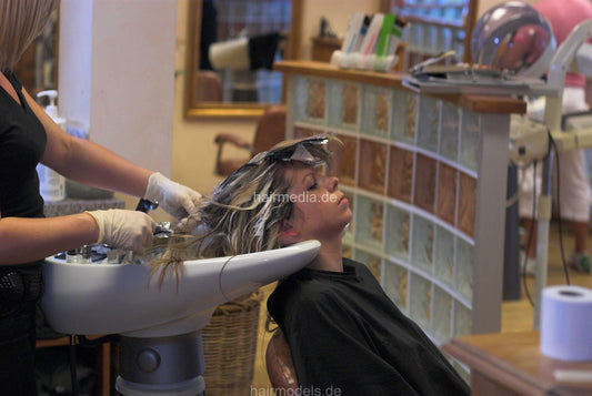460 Petra 2 shampooing by barberette in gloves