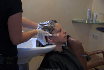 460 Petra 2 shampooing by barberette in gloves