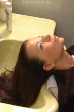 Carica l&#39;immagine nel visualizzatore di Gallery, 629 Sarka shampooing clip in rubber shampoocape by LauraB